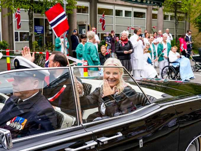 Kronprinsparet i A5 utenfor barneavdelingen på Ullevål Sykehus. Foto: Lise Åserud / NTB scanpix